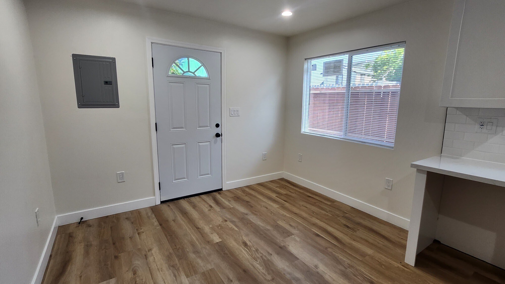 Building Photo - 208 E 84th St