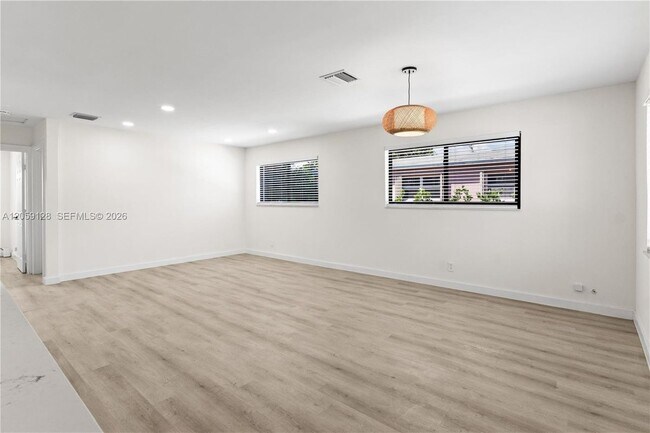 Building Photo - 328 SW 11th Ave