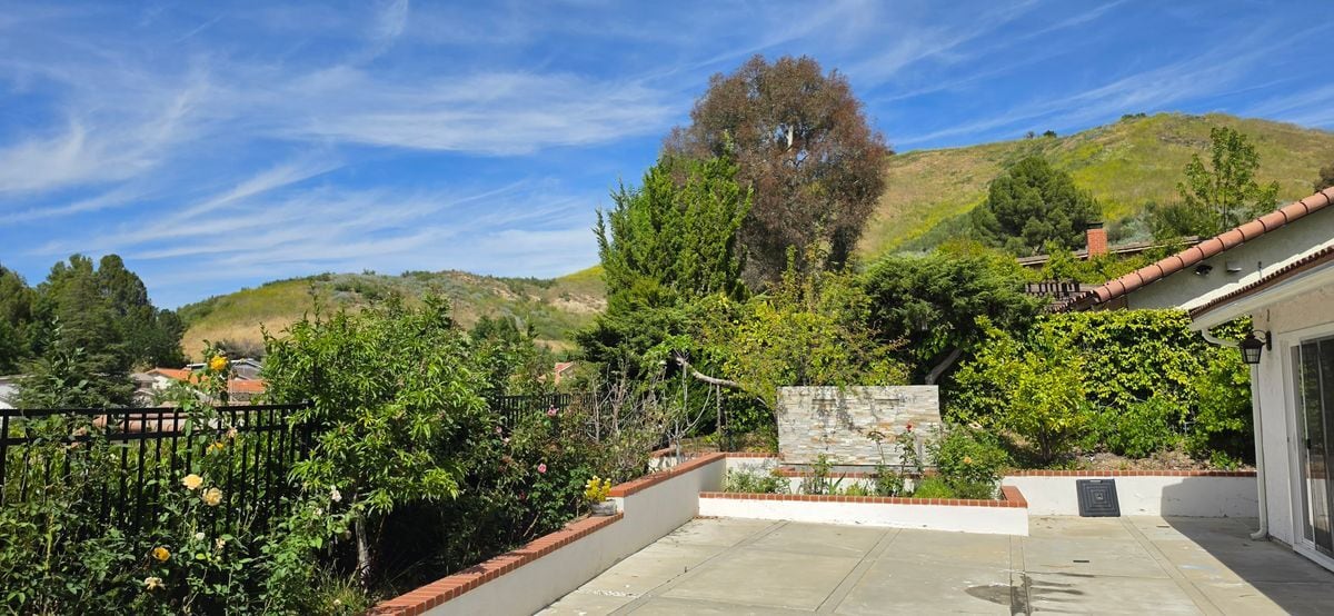 Building Photo - 28915 Hollow Brook Ave