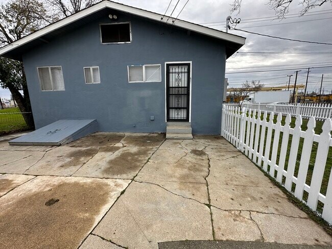Building Photo - 2 Bedroom 1 Bath House