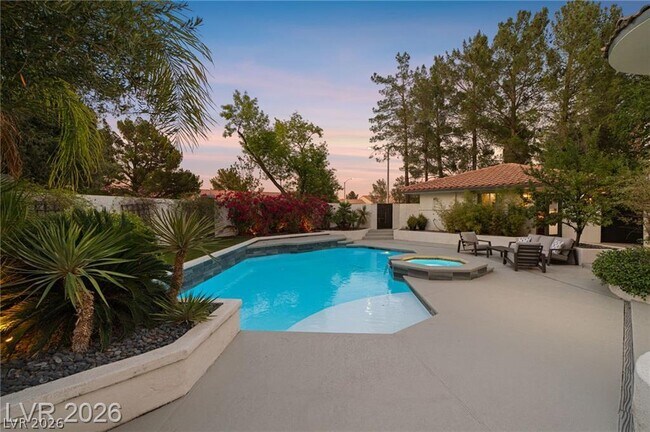 Building Photo - 2233 Versailles Ct