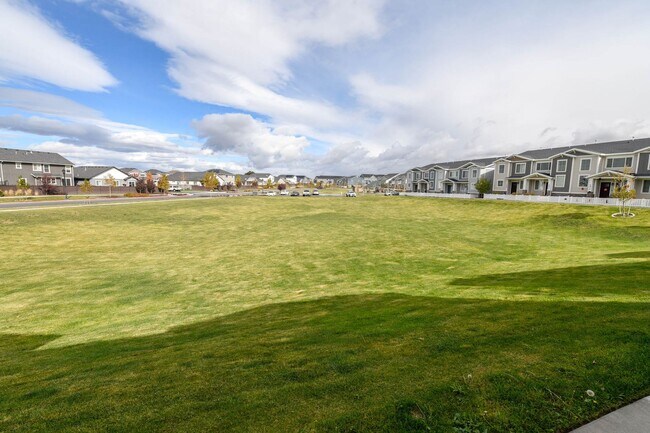 Building Photo - 4 Bed 3.5 Bath Townhome in Bluffdale!!! January Rent Free!!