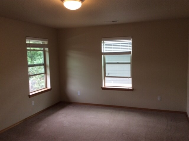 Building Photo - 668 SE Jack Ave