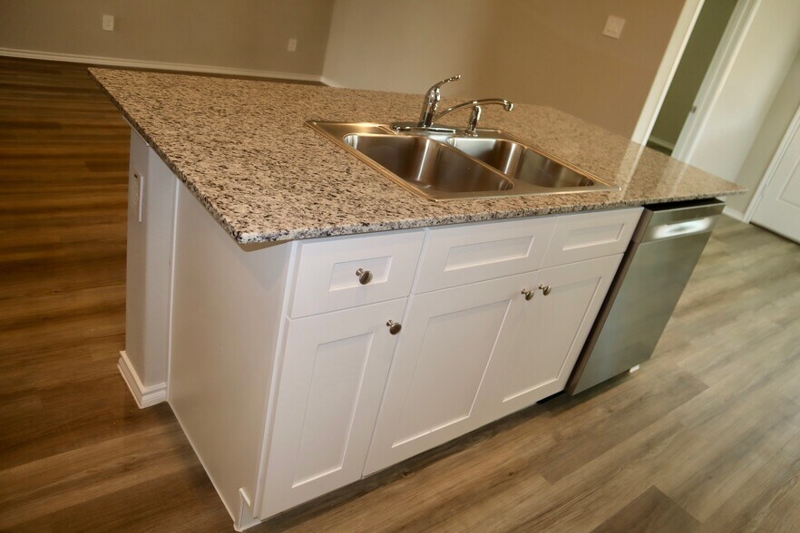 Building Photo - 5552 Rollins Dr