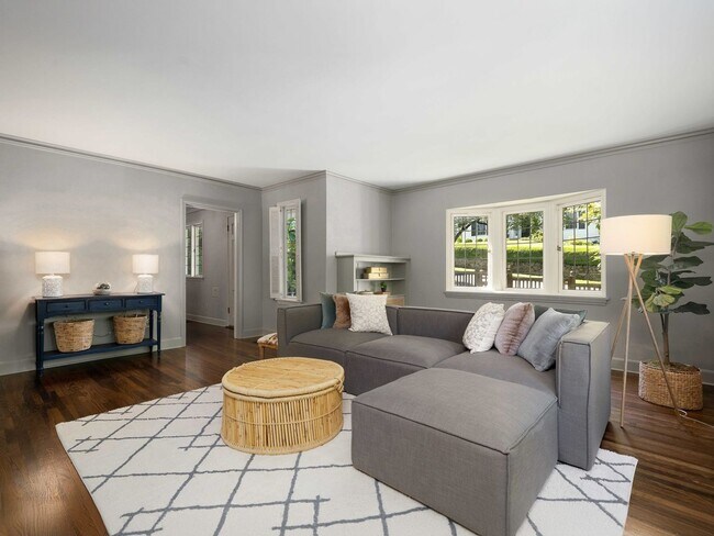 Building Photo - Gorgeous Victorian Home Ready to Rent! Hug...