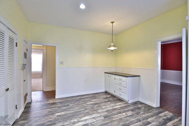 Building Photo - Cottage in the heart of Abilene!