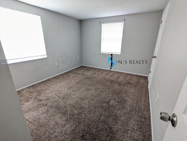 Building Photo - BEAUTIFUL, Large - 4/2 1500 Sq. Ft., Renov...
