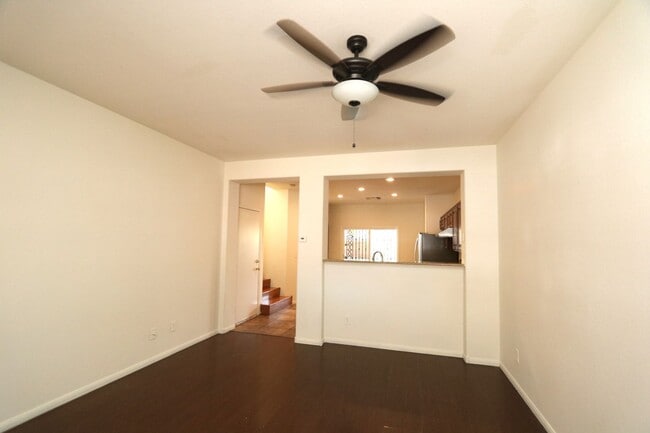 Building Photo - Cozy 3 bedrooms