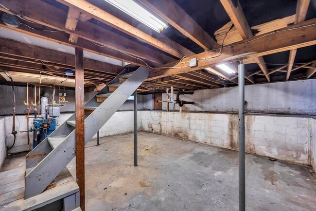 Building Photo - 103 Somerset Ave