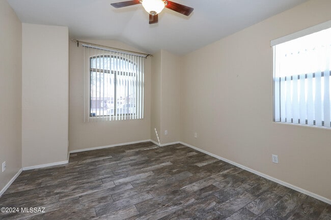 Building Photo - 10457 E Oakbrook St