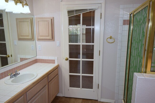 Building Photo - 3 Bedroom, 2 bath, 2 living areas, La Cueva area