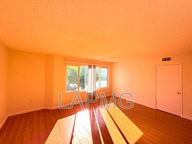 Building Photo - 1059 Western Ave