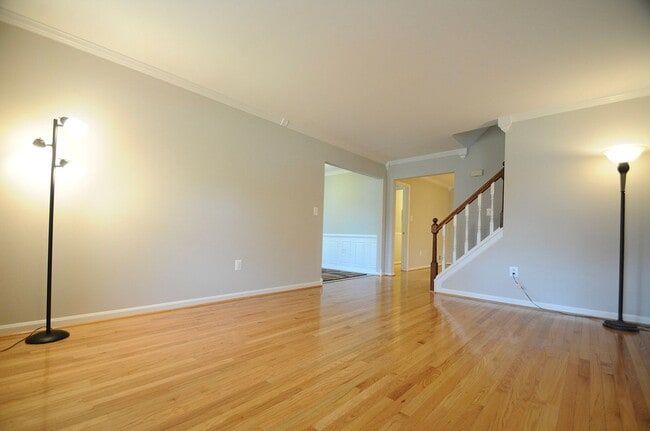 Building Photo - Classic 4 Bed 3.5 Single Family Home Sitti...