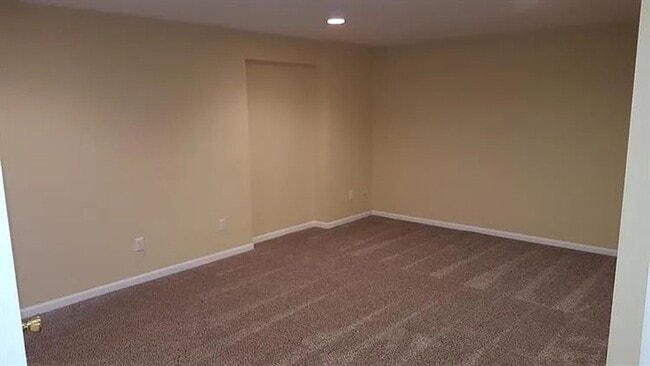 Building Photo - 4 bed/ 2.5 baths Single Family Home