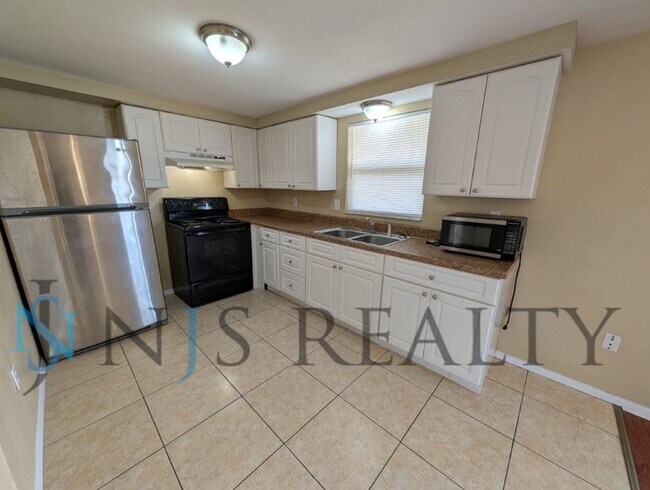 Building Photo - Spacious 2 bedroom home with INDOOR LAUNDRY, a FULL garage, and fenced in yard!!