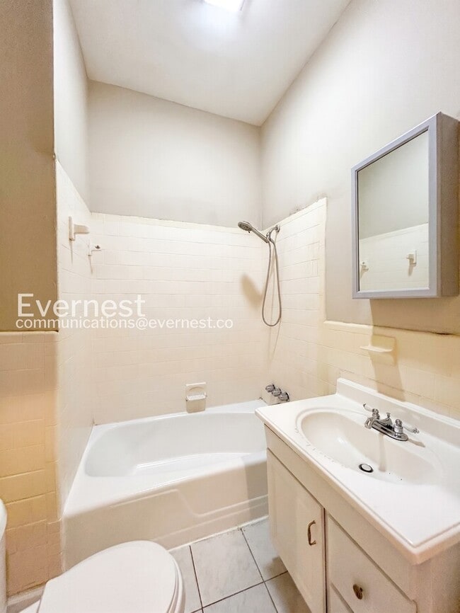 Building Photo - 3 Bed, 1 Bath Home with Driveway and Hardwood Floors | Housing Vouchers Accepted |  Available Now!