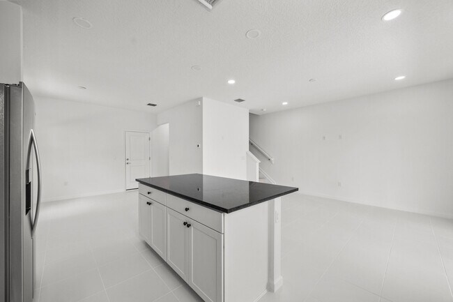 Building Photo - 4520 Longwood Lk Sq