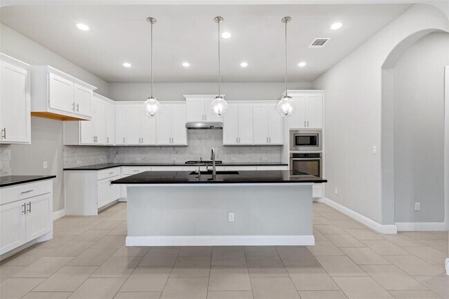 Building Photo - 113 Fair Oaks Dr