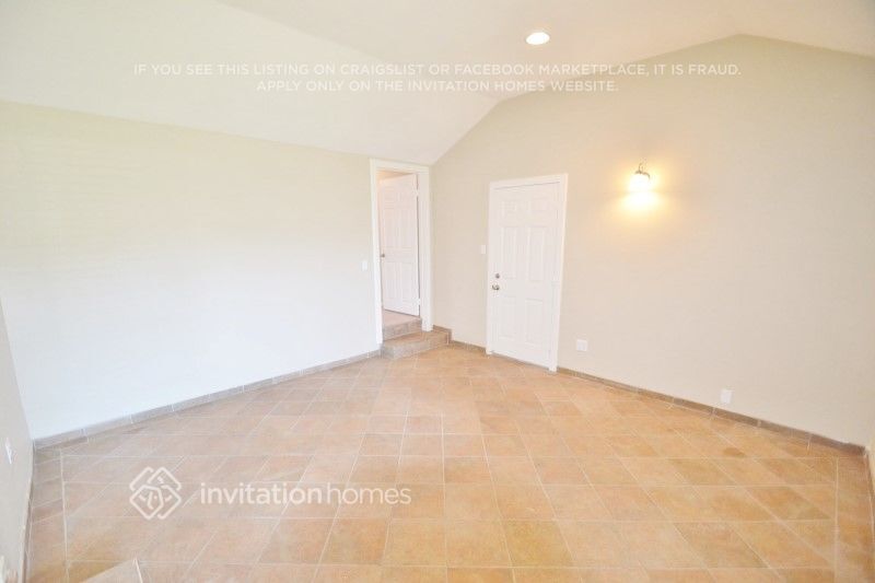 Building Photo - 6990 Malibu Dr