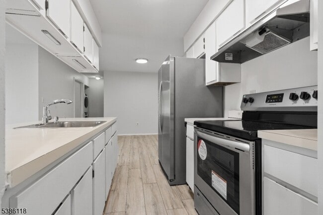 Building Photo - 37 Eton Way