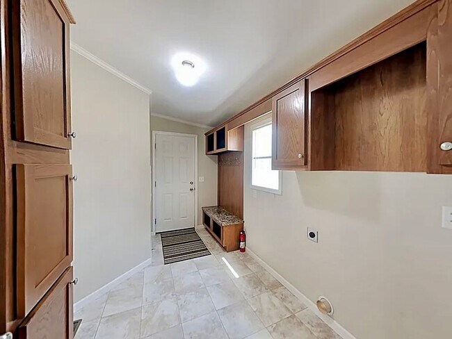 Building Photo - Fabulous ranch home on 1/2 acre.