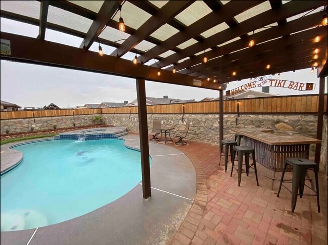 Building Photo - 14264 Hacienda Rock Dr