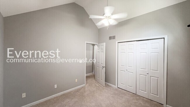 Building Photo - 5 Bed, 3 Bath Home with Fenced Yard & Garage / Pet-Friendly / Available Now!