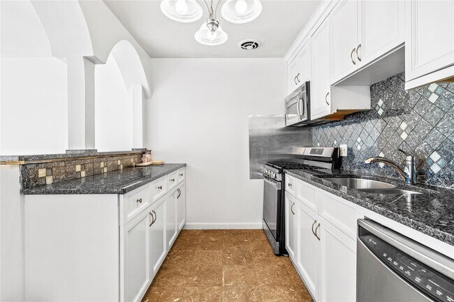 Building Photo - 5 Wyndover Woods Ln