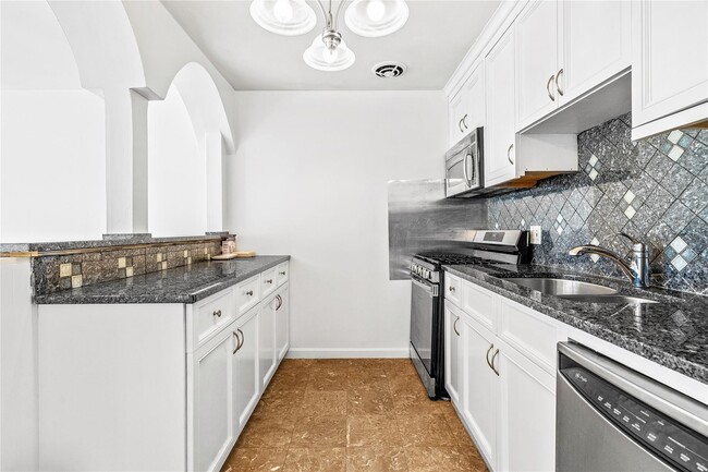Building Photo - 5 Wyndover Woods Ln