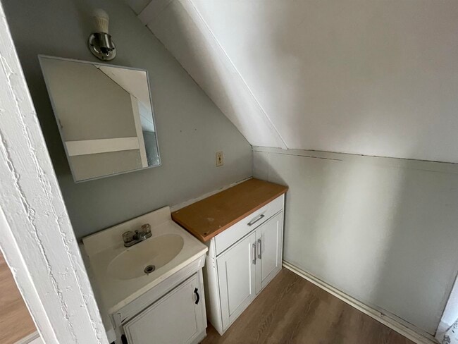 Building Photo - 52 Chestnut Ave