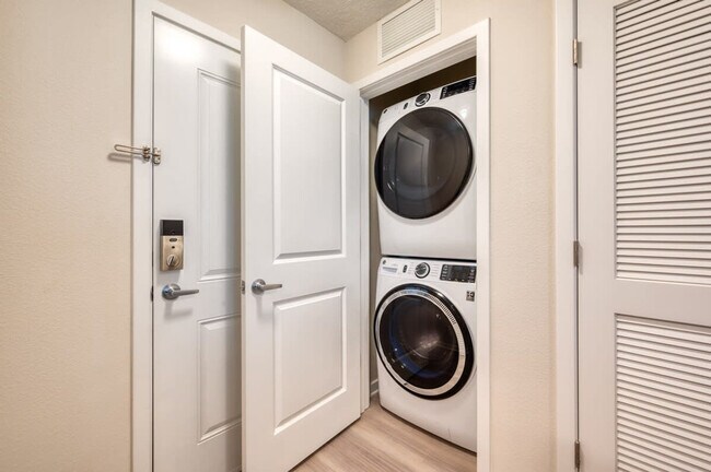 Building Photo - 4013 Breakview Dr