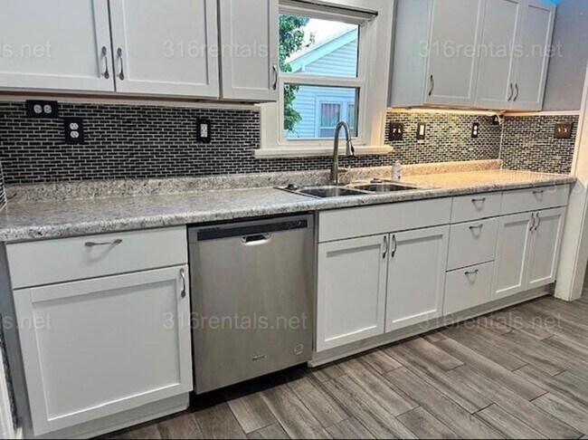 Building Photo - $1,249 - 3 bedroom / 1 bathroom - Single Family Home