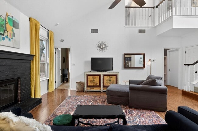 Building Photo - 1607 Gracy Farms Ln