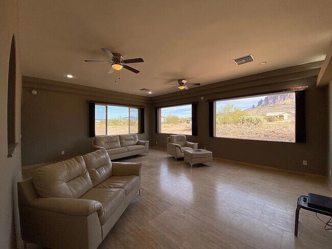 Building Photo - 3528 N Val Vista Rd