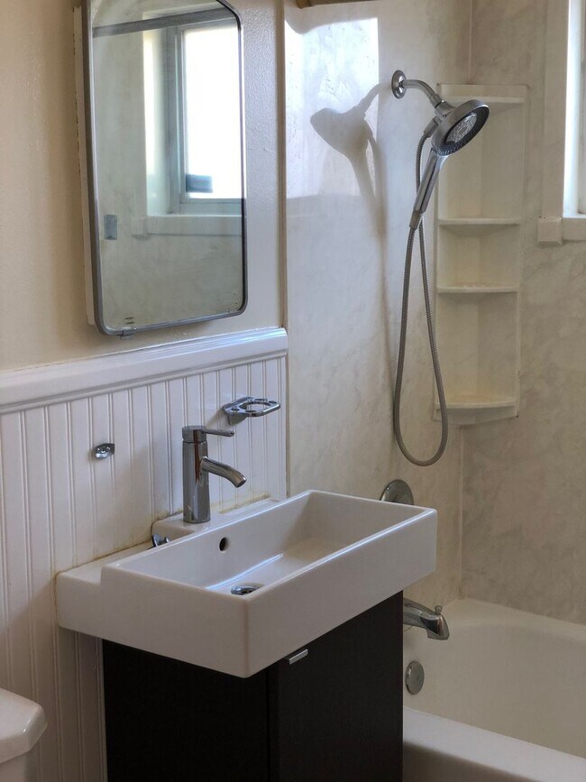 Building Photo - BEAUTIFUL THREE BEDROOM HOME FOR RENT!