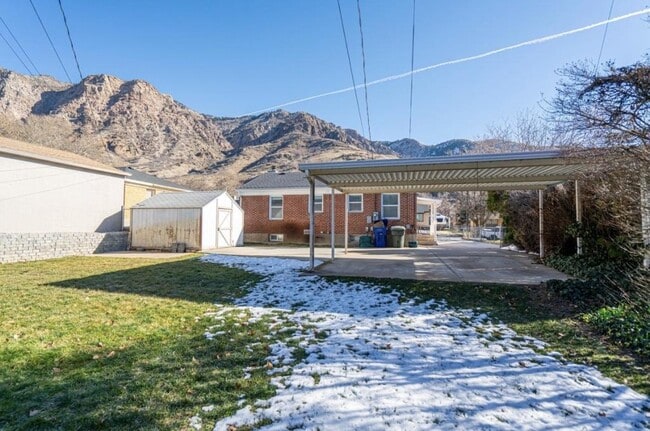 Building Photo - 721 Robins Ave