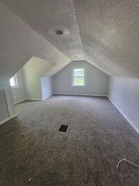 Building Photo - Beautifully Updated 2-Bedroom Unit – Prime...