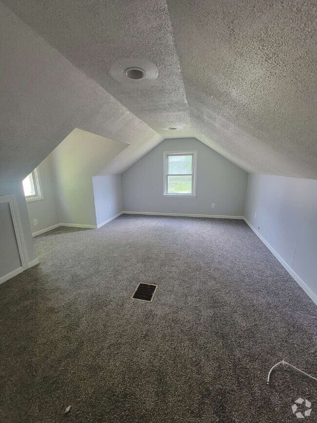Building Photo - Beautifully Updated 2-Bedroom Unit – Prime...