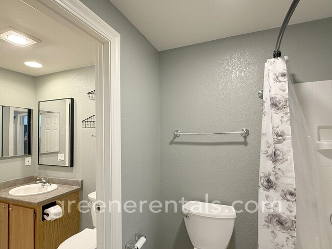 Building Photo - 2BR/1.5BA 3rd Floor Condo Overlooking Sinclair Inlet