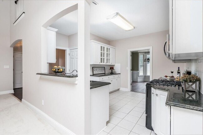 Building Photo - 802 Satinwood Pl