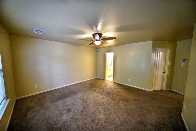 Building Photo - Beautiful Rental now available in Thistle Creek (Schertz) - 5 Bedrooms! Realtor Commission: $750