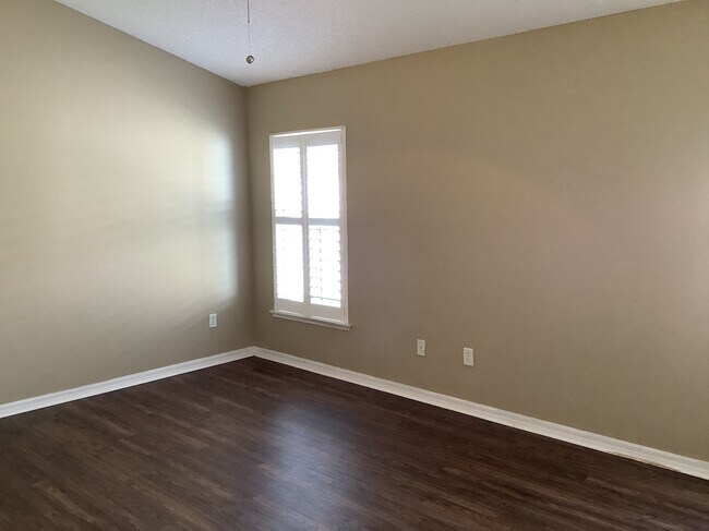 Building Photo - 2207 Golden Ivy Way