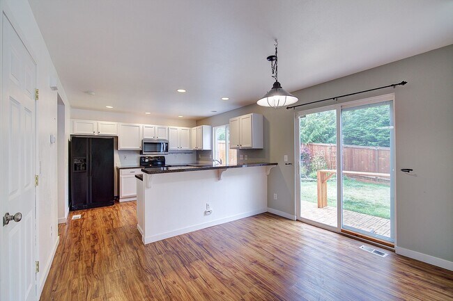 Building Photo - 3Bd/2.5Ba Everett Home