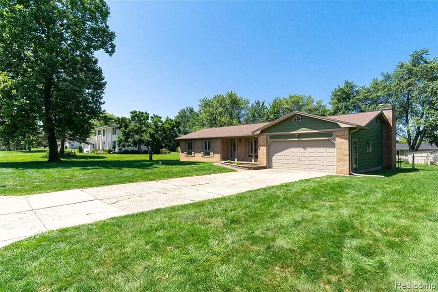 Building Photo - 10032 Shadyhill Ln