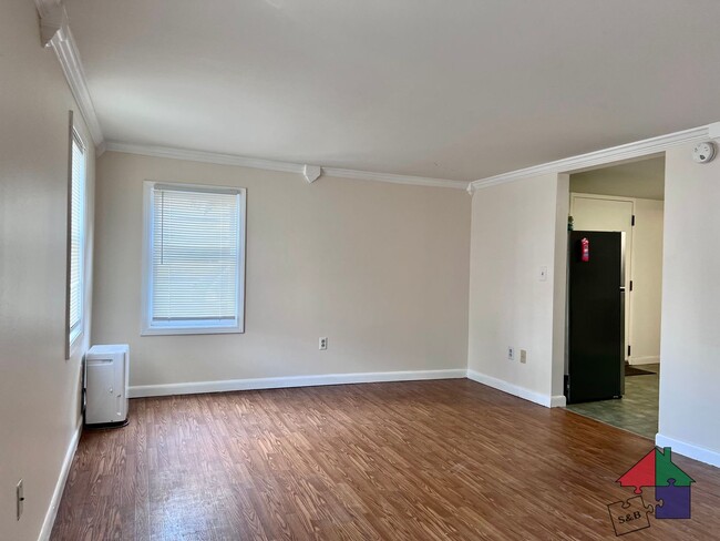 Primary Photo - 214-216 Pine St