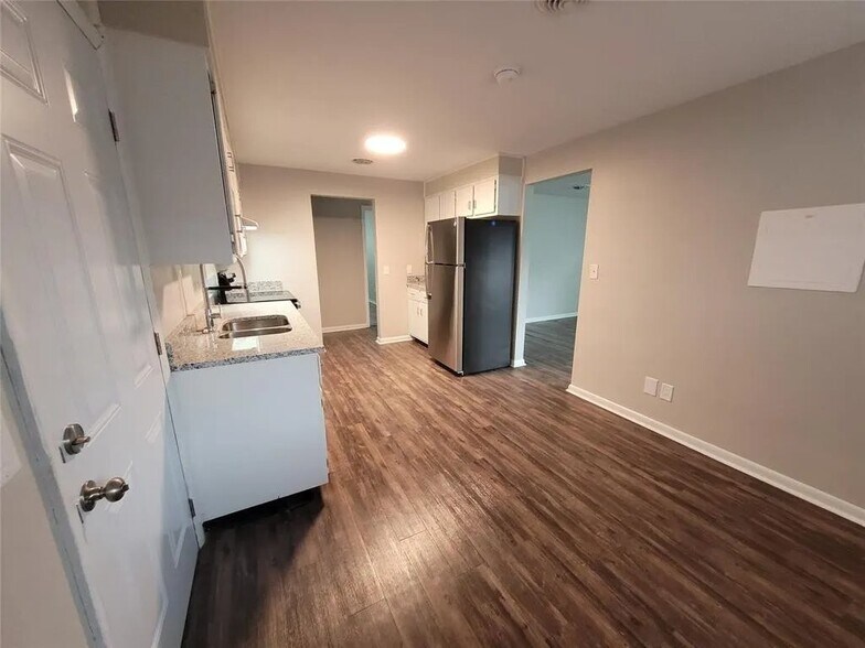 Building Photo - 2518 E 5th St