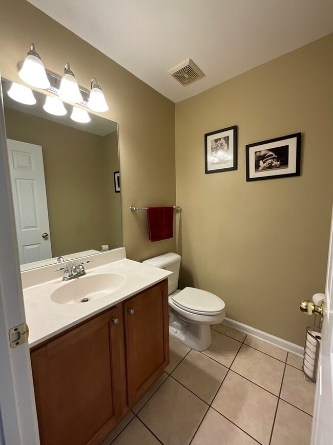 Building Photo - Convenient to Savannah and the new Hyundai Plant