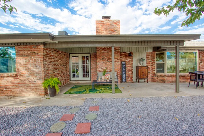 Building Photo - 9104 W H Burges Dr