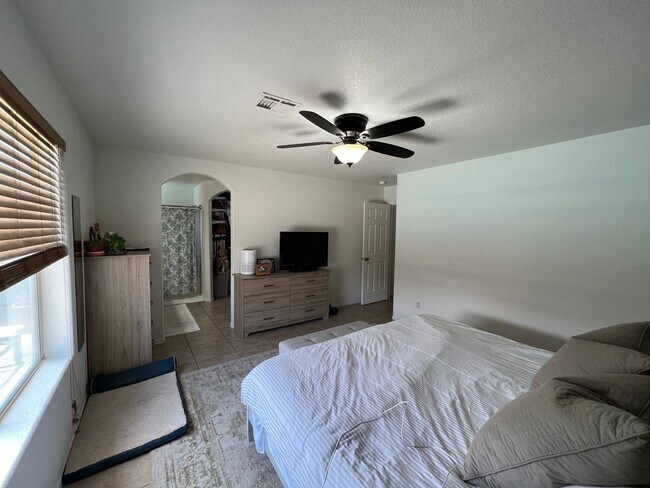 Building Photo - SOLAR & POOL HOME!