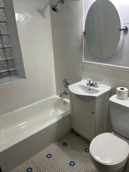 Building Photo - 1924 W Wilson Ave